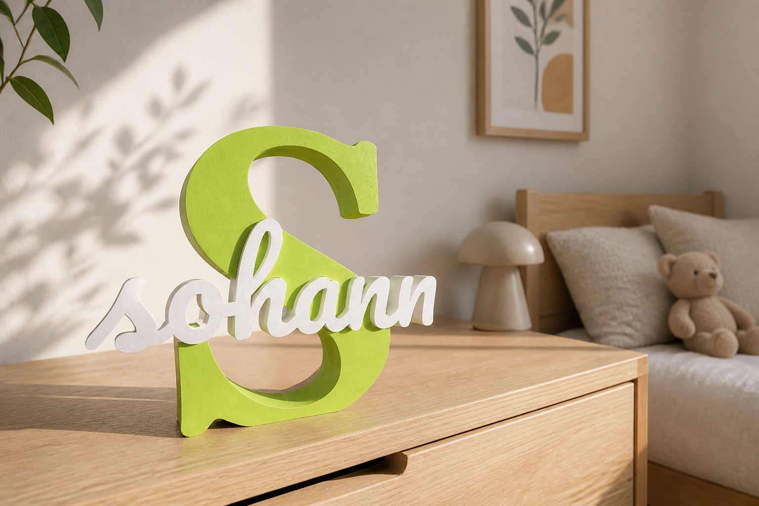 Lettre S verte avec le prénom Sohan, posée sur une étagère
