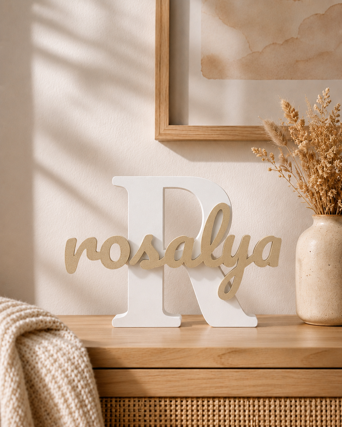 Lettre décorative R blanche avec le prénom Rosalya beige, posée dans une chambre d’enfant
