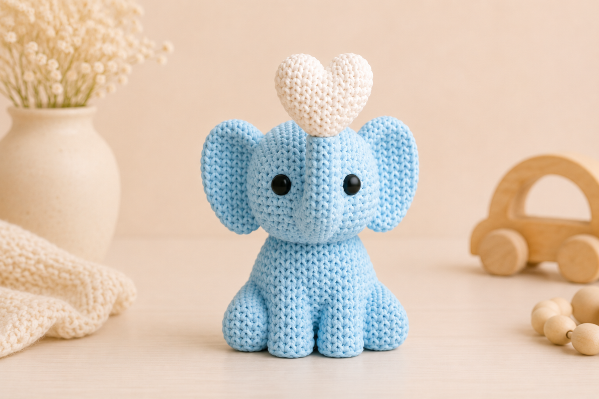 Petit éléphant décoratif Ayna bleu avec cœur blanc