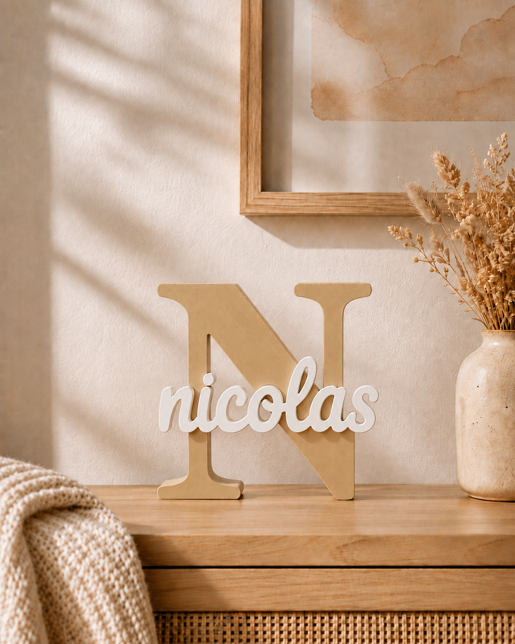 Lettre décorative N beige avec le prénom Nicolas blanc, posée dans une chambre d’enfant